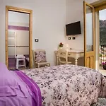 Aria Ona 3*