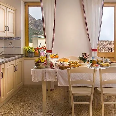 فندق مبيت وإفطار Aria Ona 3*